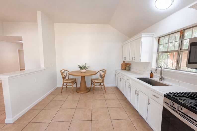 Photo 7 of 17 of 1322 E Waco Ave, Dallas, TX