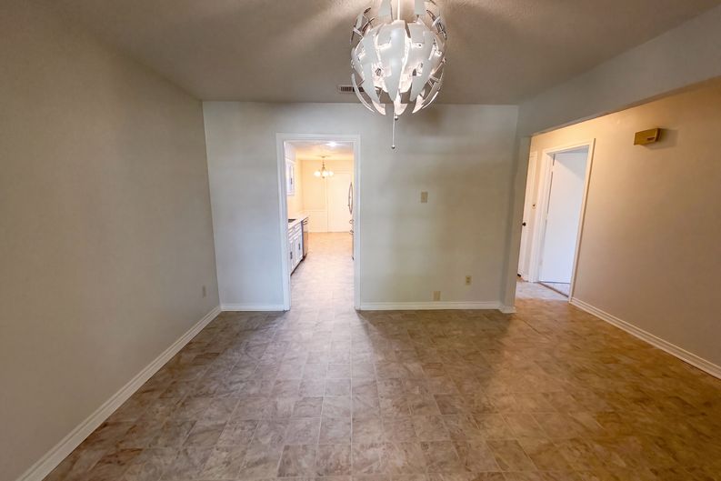 Photo 9 of 18 of 4824 Berridge Ln, Dallas, TX