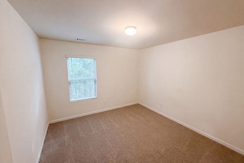 Photo 9 of 22 of 611 Dodson Lake Ct, Fairburn, GA