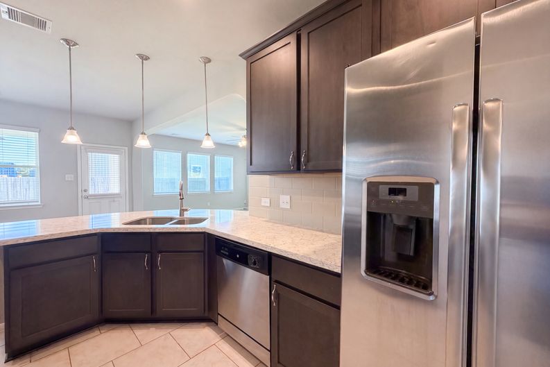 Photo 8 of 22 of 222 Ashley Way, Alvin, TX
