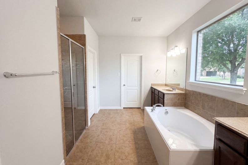 Photo 12 of 18 of 1501 Martin Creek Dr, Little Elm, TX