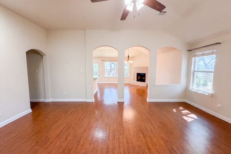 Photo 3 of 21 of 1315 Tumbling River Dr, Leander, TX