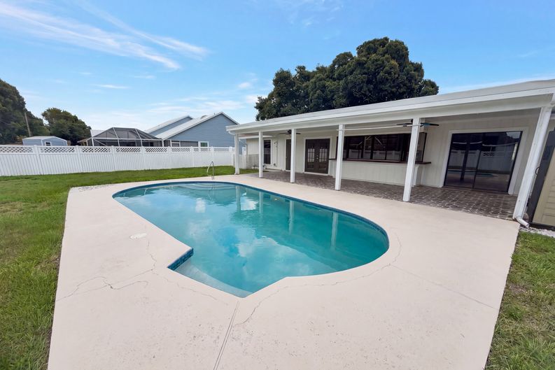 Photo 5 of 38 of 2305 SW Fern Cir, Port Saint Lucie, FL