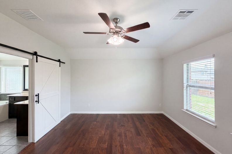 Photo 16 of 20 of 709 Ravenwood Dr, Saginaw, TX