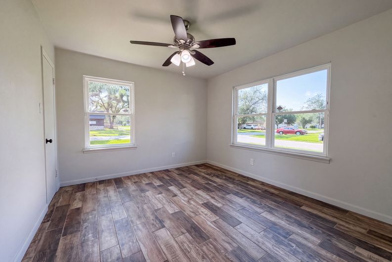 Photo 11 of 17 of 118 S Ringgold St, West Columbia, TX