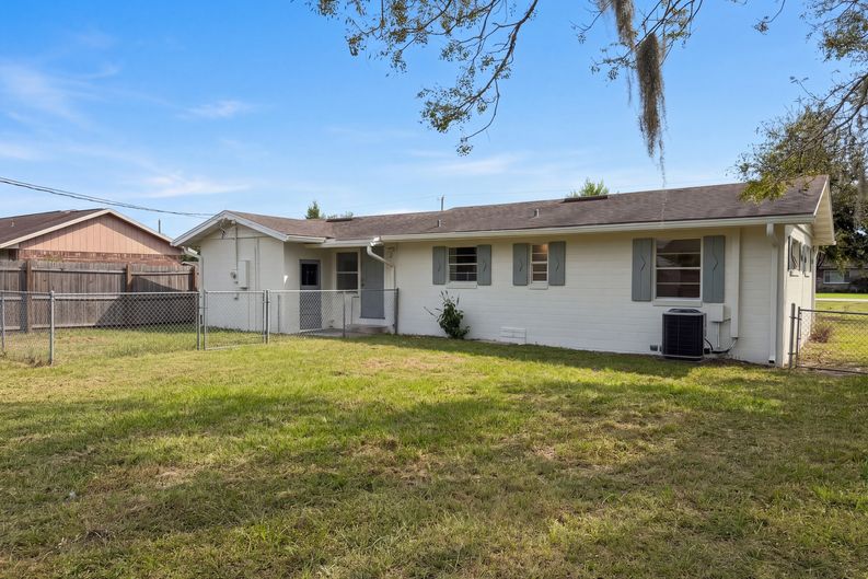 Photo 5 of 17 of 1609 Old Daytona Rd, Deland, FL