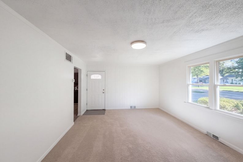 Photo 3 of 18 of 9022 Manorford Dr, Cleveland, OH