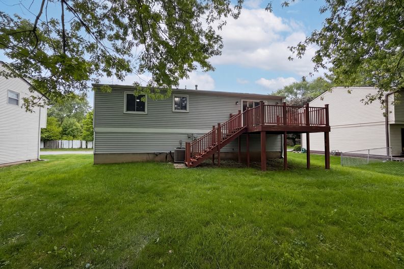 Photo 5 of 18 of 918 Bremerton Dr, Indianapolis, IN