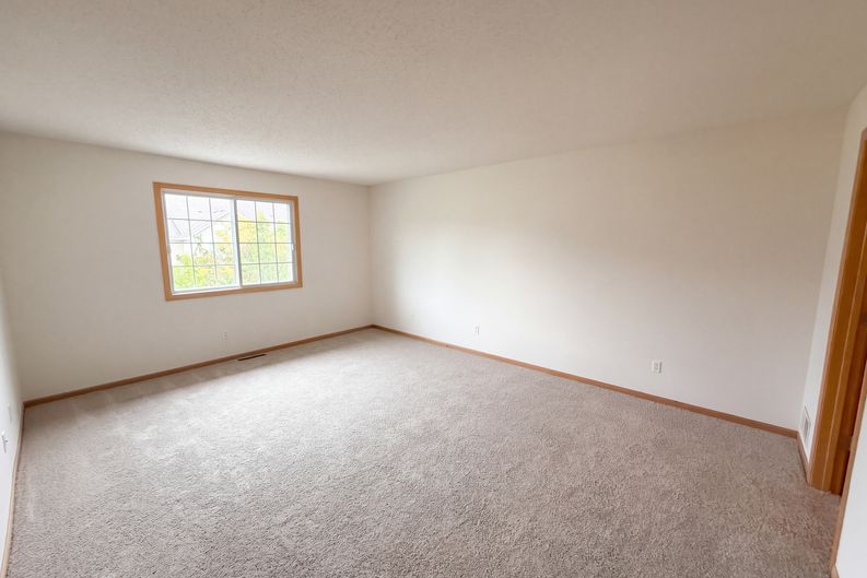 Photo 4 of 17 of 3130 Juniper Ln, Woodbury, MN