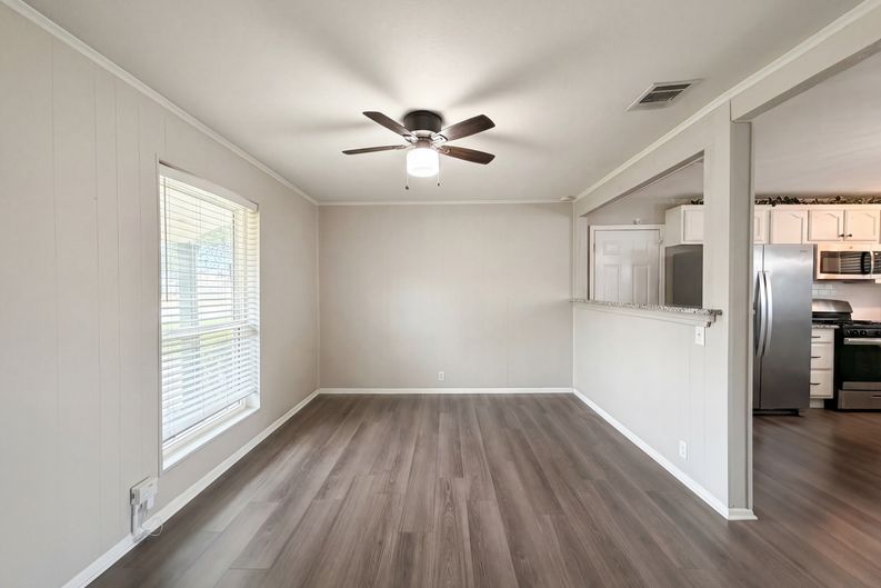 Photo 3 of 16 of 208 NW Summercrest Blvd, Burleson, TX