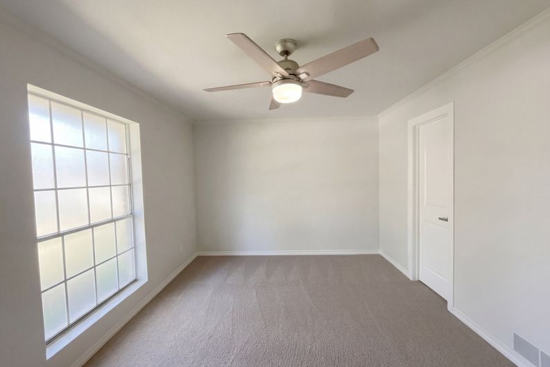 Photo 4 of 19 of 2800 N Surrey Dr, Carrollton, TX