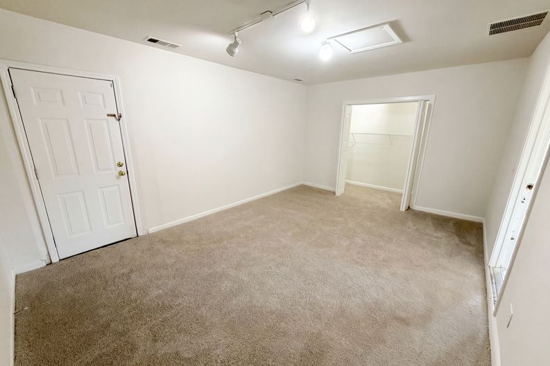 Photo 4 of 31 of 4727 Garden Hills Dr, Stone Mountain, GA