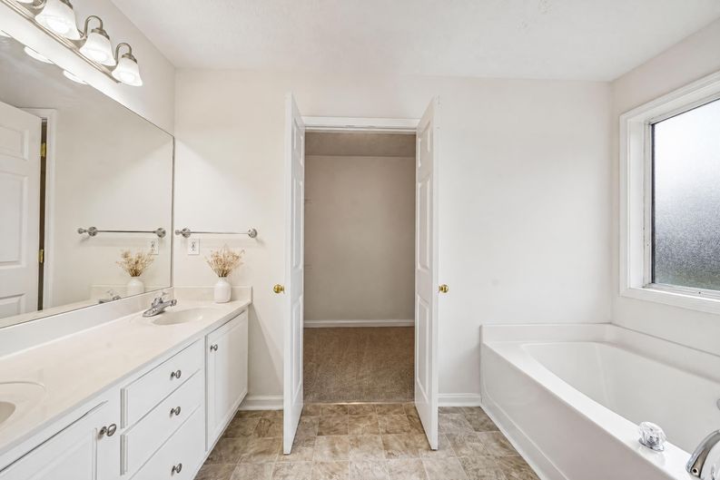 Photo 11 of 28 of 1709 Wyntercreek Ln, Hoschton, GA