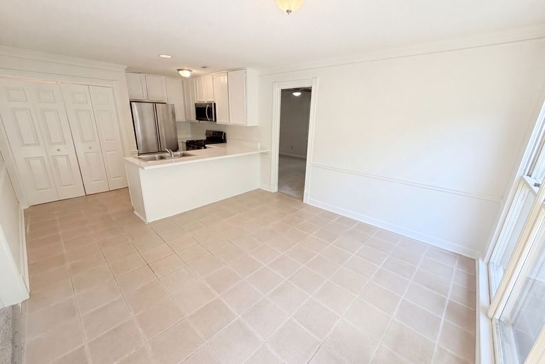 Photo 7 of 26 of 1150 Magnolia Way SE, Smyrna, GA