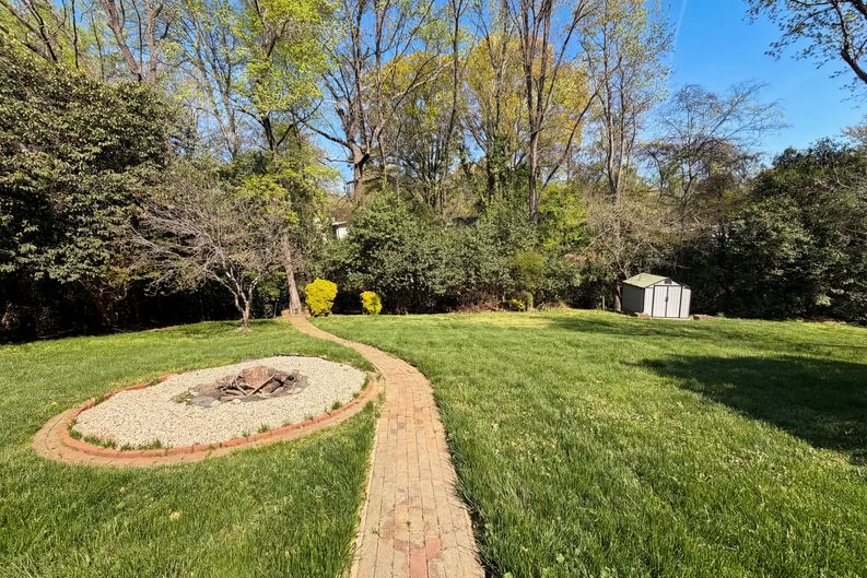 Photo 22 of 24 of 6621 Starcrest Dr, Charlotte, NC