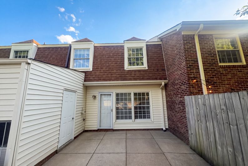 Photo 5 of 21 of 3229 Regents Park Ln, Greensboro, NC