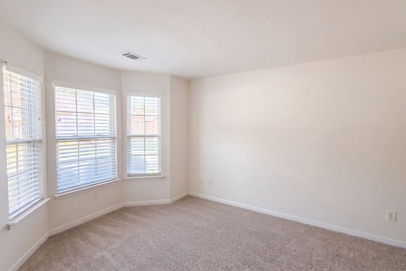 Photo 11 of 25 of 330 Oxnard Cir SW, Atlanta, GA