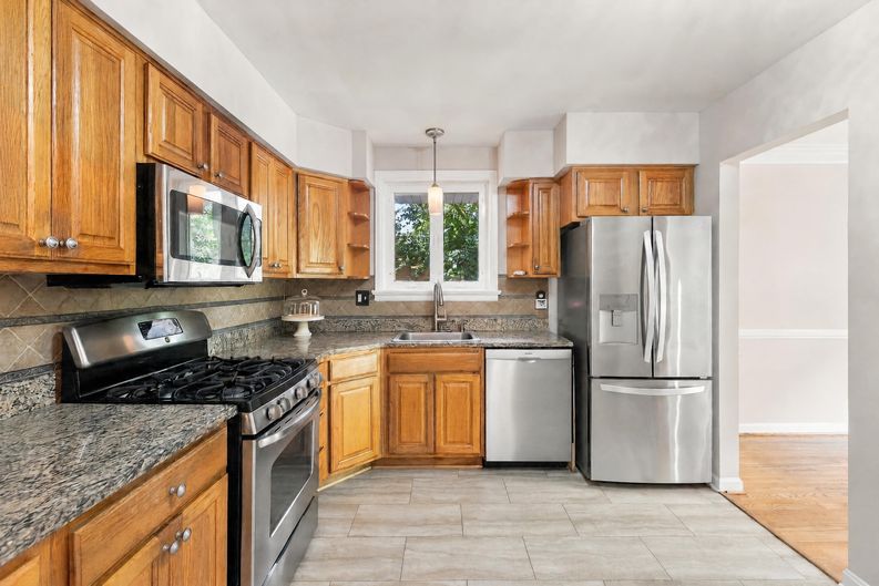 Photo 8 of 20 of 8706 Braeburn Dr, Annandale, VA