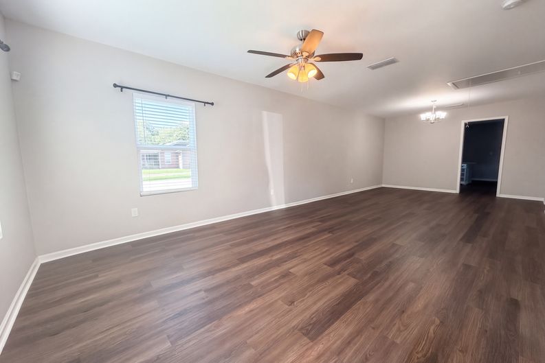 Photo 3 of 16 of 1425 E Cherry St, Sherman, TX
