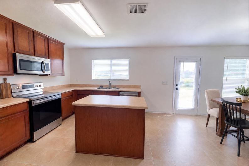 Photo 5 of 26 of 172 Bermuda Lakes Dr, Meridianville, AL
