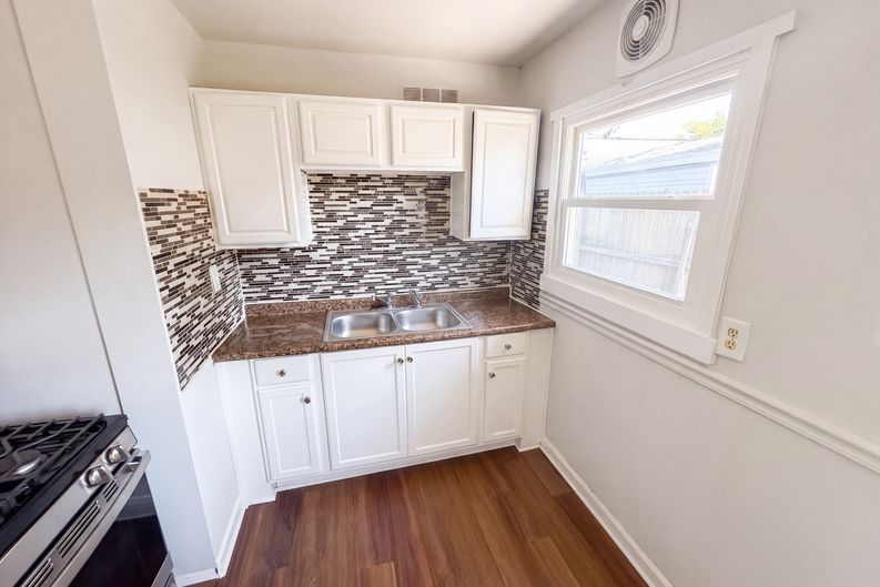 Photo 8 of 18 of 3125 Midvale Dr, Indianapolis, IN