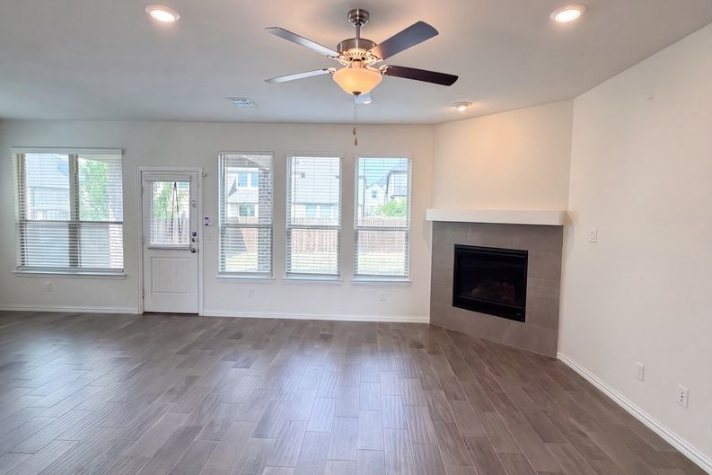 Photo 7 of 27 of 1421 Prairie Lake Ct, Carrollton, TX