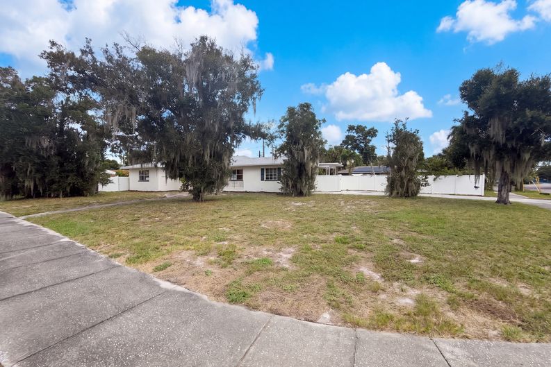 Photo 8 of 34 of 601 Myrtle Way S, Saint Petersburg, FL