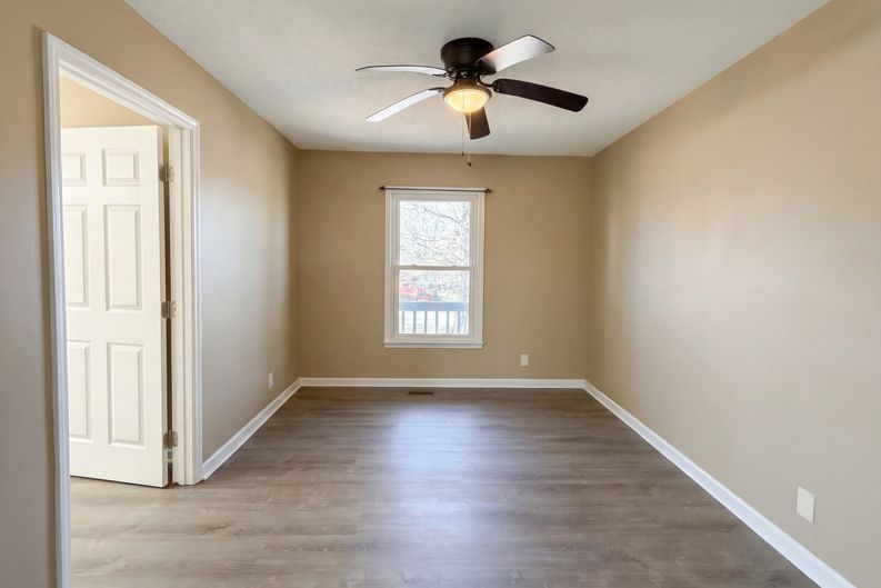 Photo 4 of 23 of 1157 Woodbridge Dr, Clarksville, TN