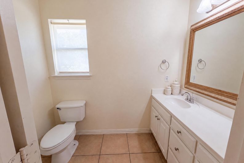 Photo 16 of 22 of 2836 S Lakeview Dr, Cedar Hill, TX