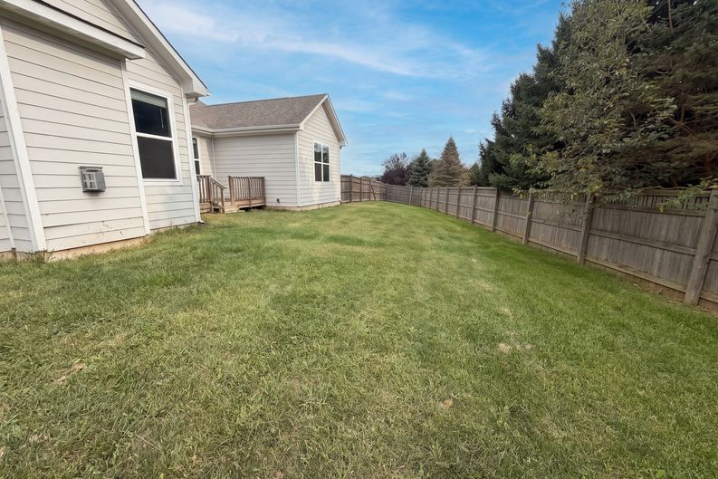 Photo 4 of 44 of 21323 Wharfdale Dr, Noblesville, IN
