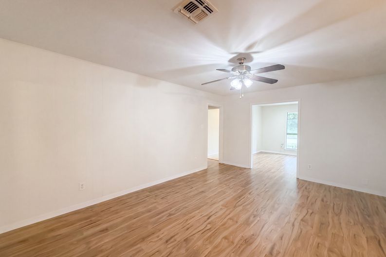 Photo 9 of 17 of 9538 Skyline Dr, Houston, TX