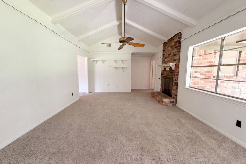Photo 3 of 22 of 16338 Hollow Wood Dr, Houston, TX