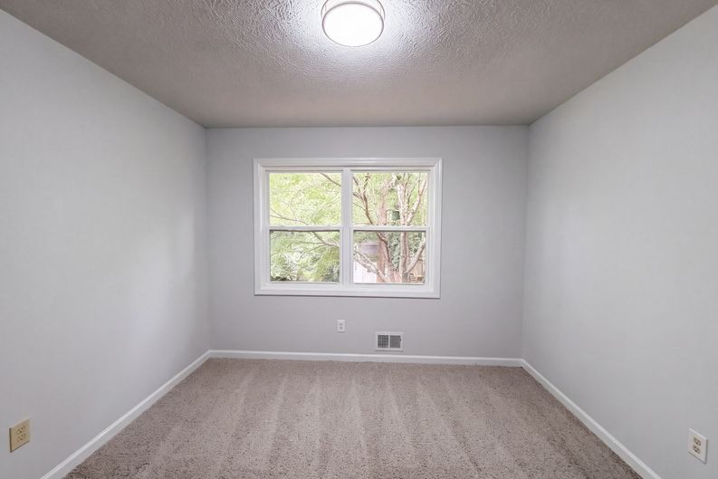 Photo 11 of 25 of 3691 Lavilla Dr, Powder Springs, GA