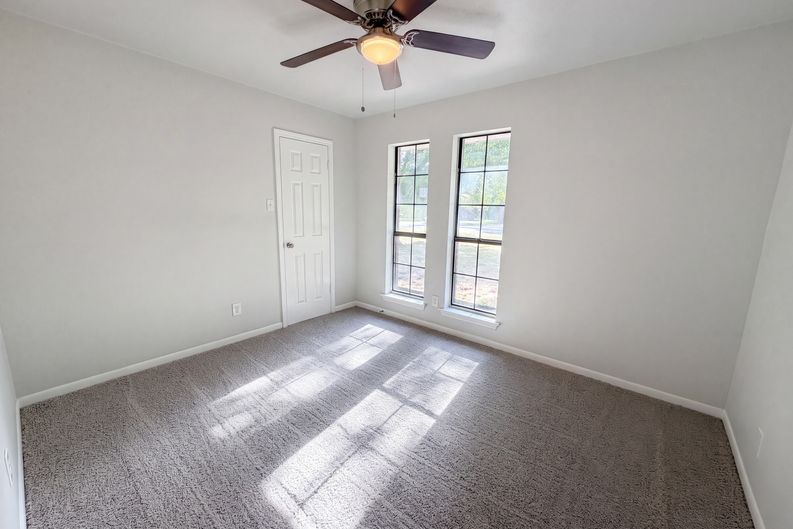 Photo 8 of 18 of 127 Jason Dr, Red Oak, TX