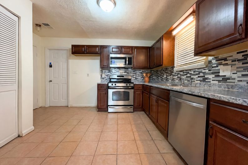 Photo 14 of 31 of 5328 Ridge Forest Dr, Stone Mountain, GA