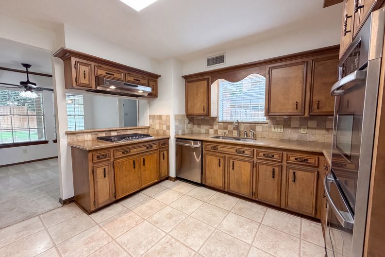 Photo 12 of 27 of 5615 Spanish Oak Dr, Houston, TX