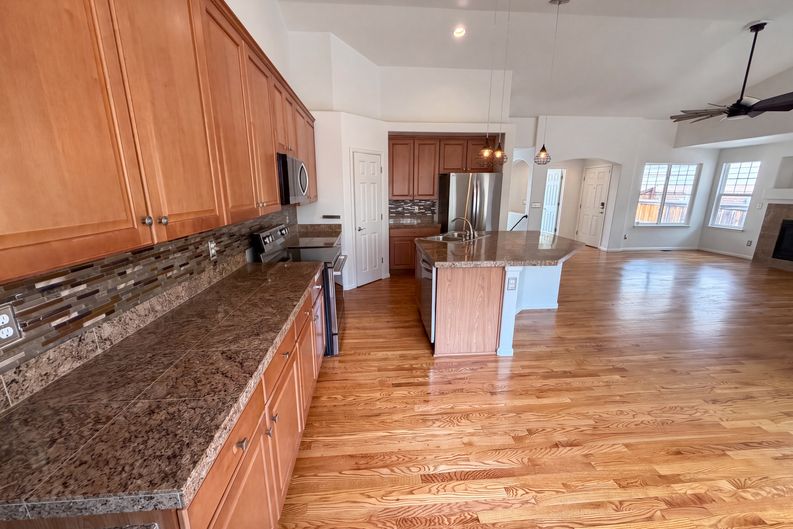Photo 7 of 32 of 2802 S Ireland Way, Aurora, CO