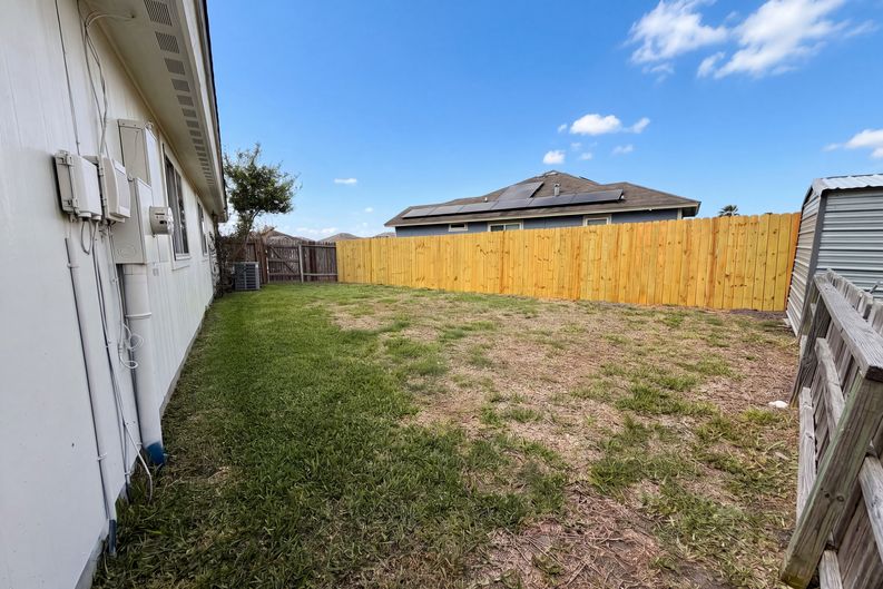 Photo 5 of 16 of 1706 Barlow Trl, Corpus Christi, TX
