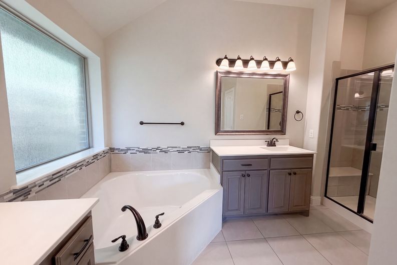 Photo 11 of 20 of 130 Red Pine Dr, Red Oak, TX