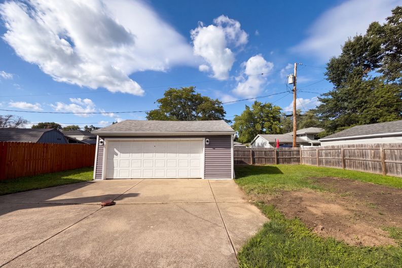 Photo 18 of 22 of 25142 Deerfield Dr, North Olmsted, OH