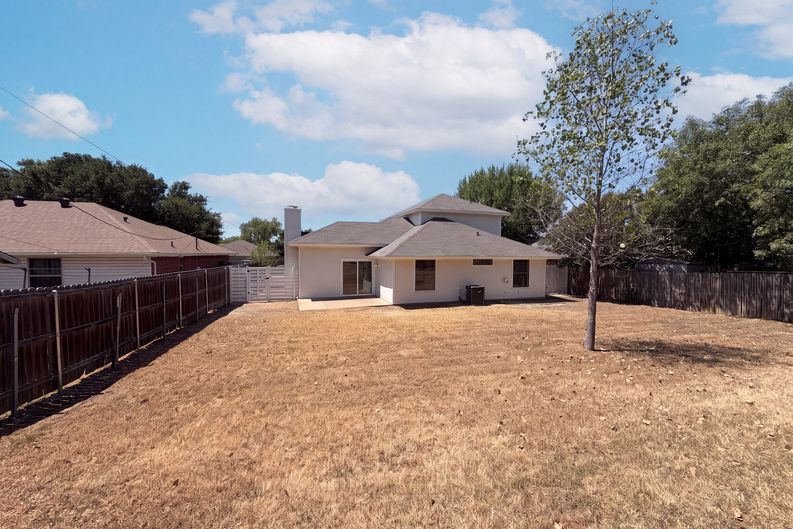 Photo 5 of 19 of 6612 Lakeside Dr, Lake Worth, TX