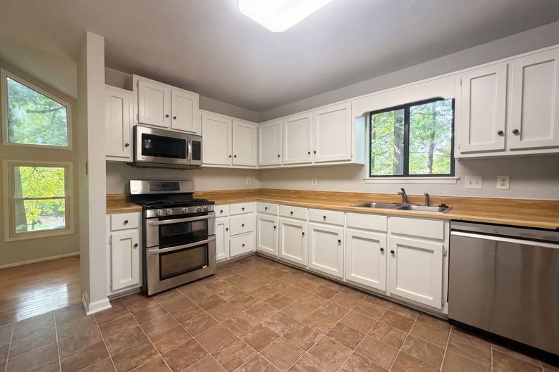 Photo 10 of 24 of 3143 Chase Ct SW, Marietta, GA