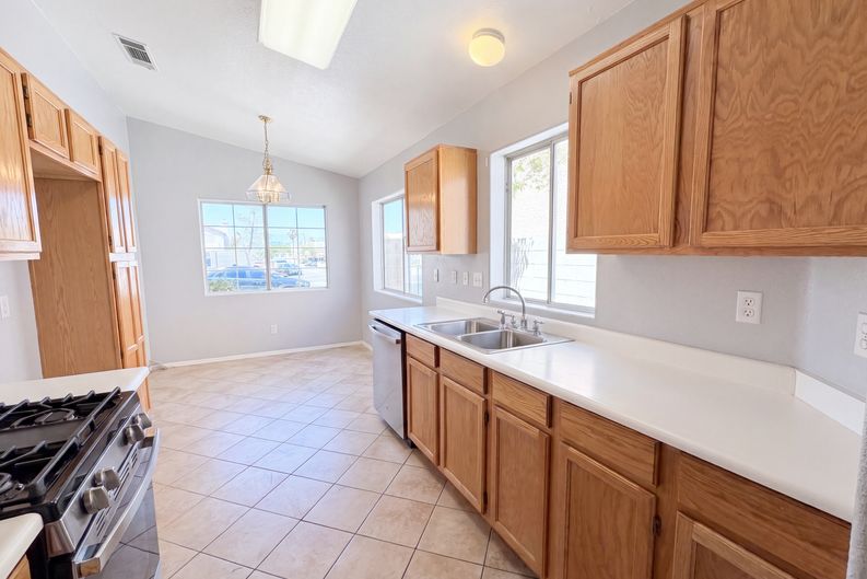 Photo 7 of 33 of 9121 Indian Breeze Dr, Las Vegas, NV