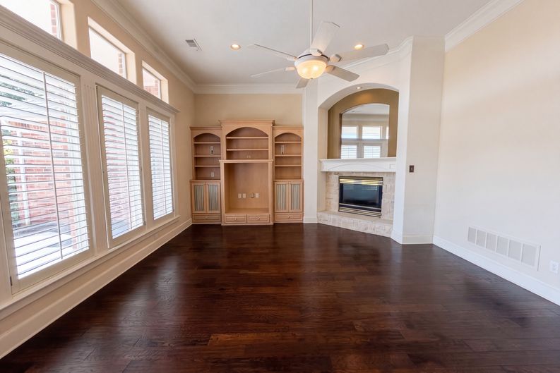 Photo 3 of 29 of 619 Edgewood Ln, Red Oak, TX