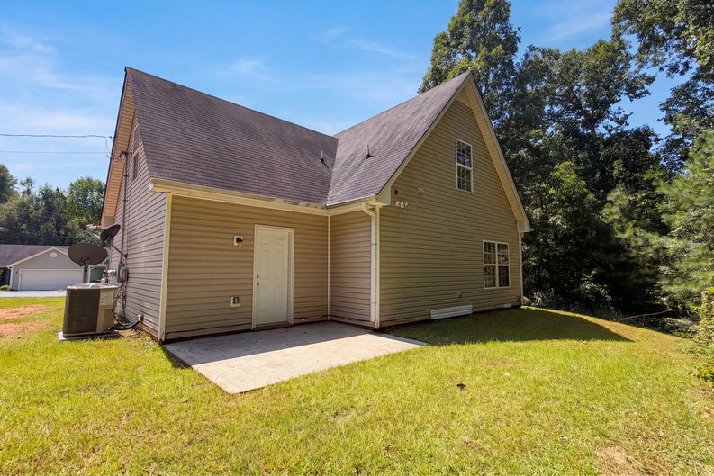 Photo 5 of 24 of 125 Sampson Ct, Covington, GA