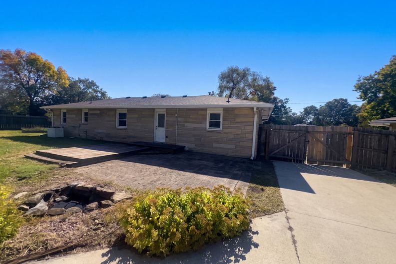 Photo 5 of 20 of 2804 N Cowing Park Ln, Muncie, IN