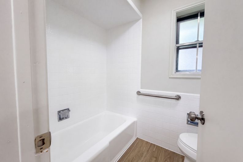 Photo 13 of 47 of 4042 Greenbriar Dr, Missouri City, TX