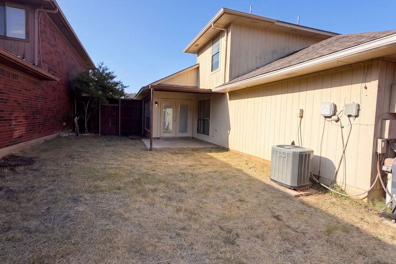 Photo 5 of 24 of 1633 San Francisco St, Carrollton, TX