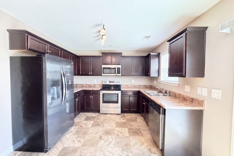 Photo 3 of 19 of 1578 Zeverly St, Winston Salem, NC