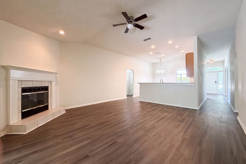 Photo 3 of 23 of 8436 Staplehurst Dr W, Jacksonville, FL